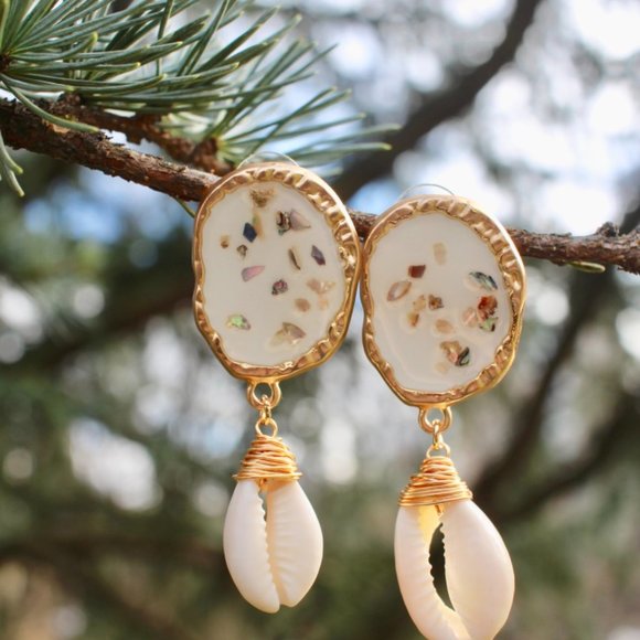 New Gold Crushed Shell Button Shell Drop Earrings - Picture 10 of 11